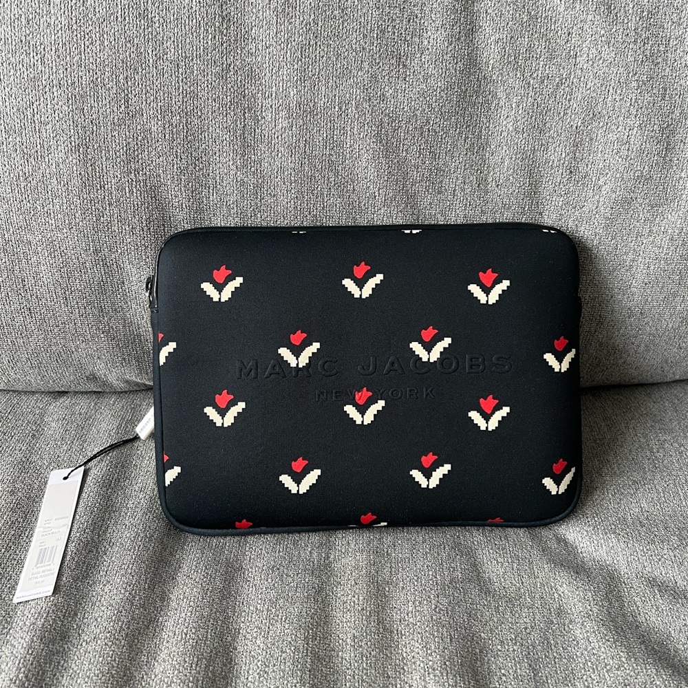 Marc Jacob’s Small soft clutch! Great for papers, iPads, or for backpacks!